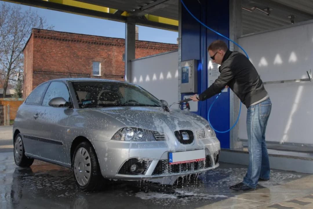 Czy teraz można myć samochód na myjni? Sprawdź aktualne zasady