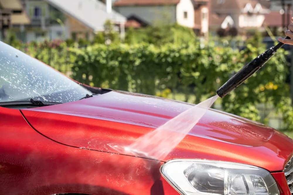 Czy wolno myć samochód na myjni? Sprawdź aktualne przepisy!