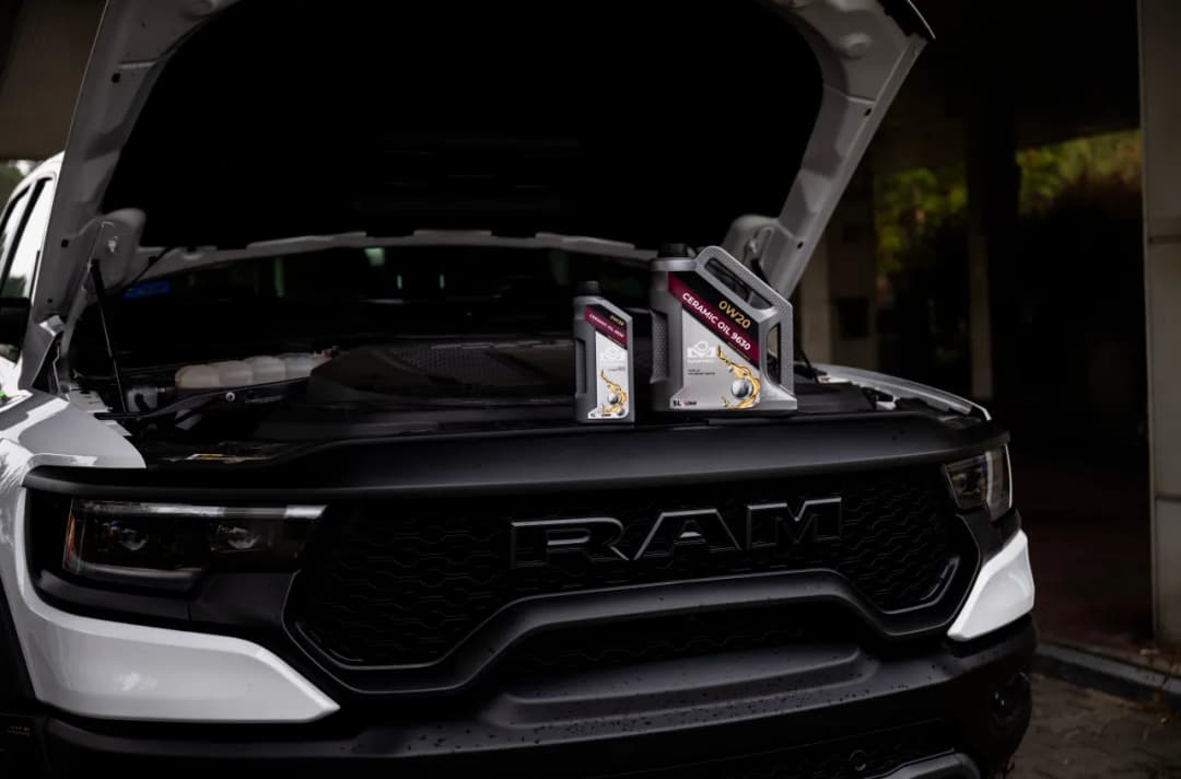 Czy można dolać olej na ciepłym silniku? Unikaj poważnych uszkodzeń