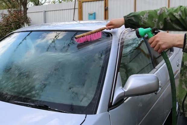 Czy można myć samochód na podwórku? Sprawdź przepisy i kary
