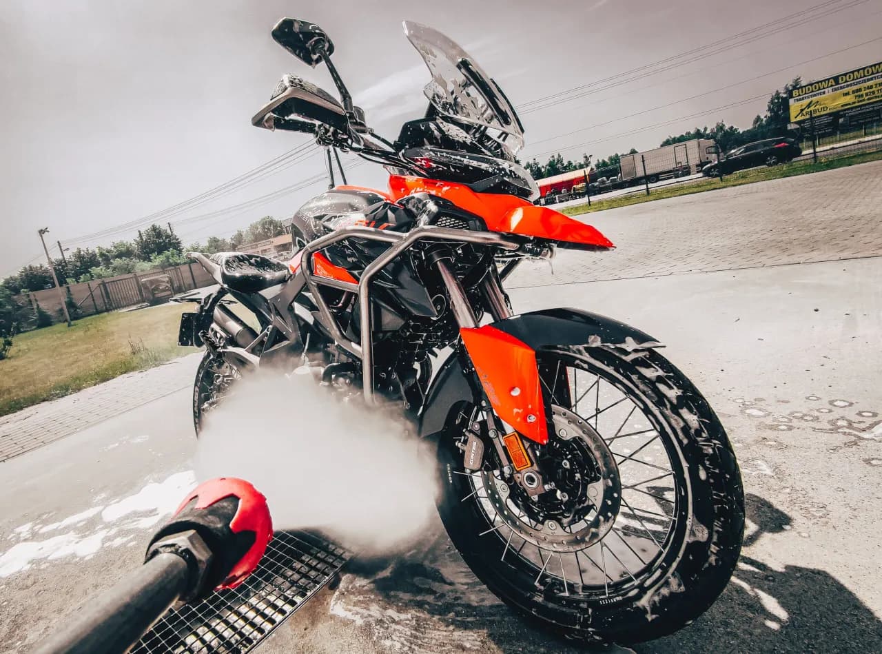 Czy można myć motocykl Karcherem? Bezpieczne metody i najlepsze praktyki