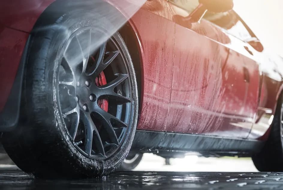 Jak myć nowe auto, aby uniknąć zarysowań i zachować blask?