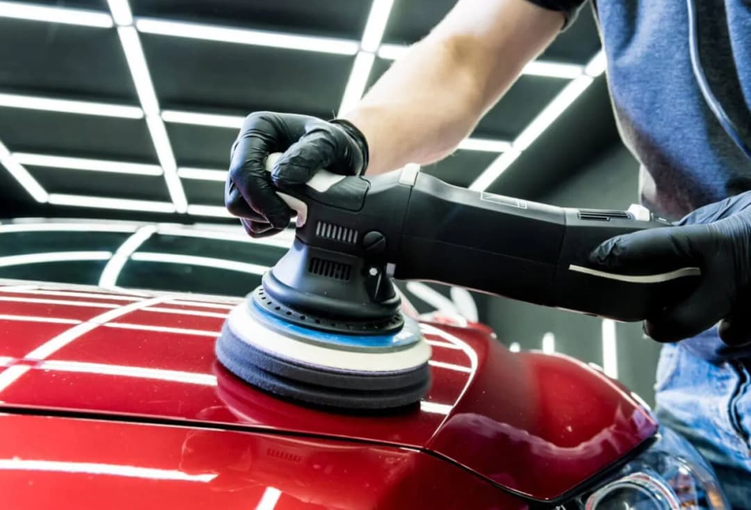 Jak woskować auto, aby uniknąć zarysowań i uzyskać perfekcyjny blask